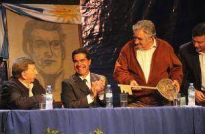 Mujica y Capitanich destacaron la figura de Artigas y la unidad latinoamericana
