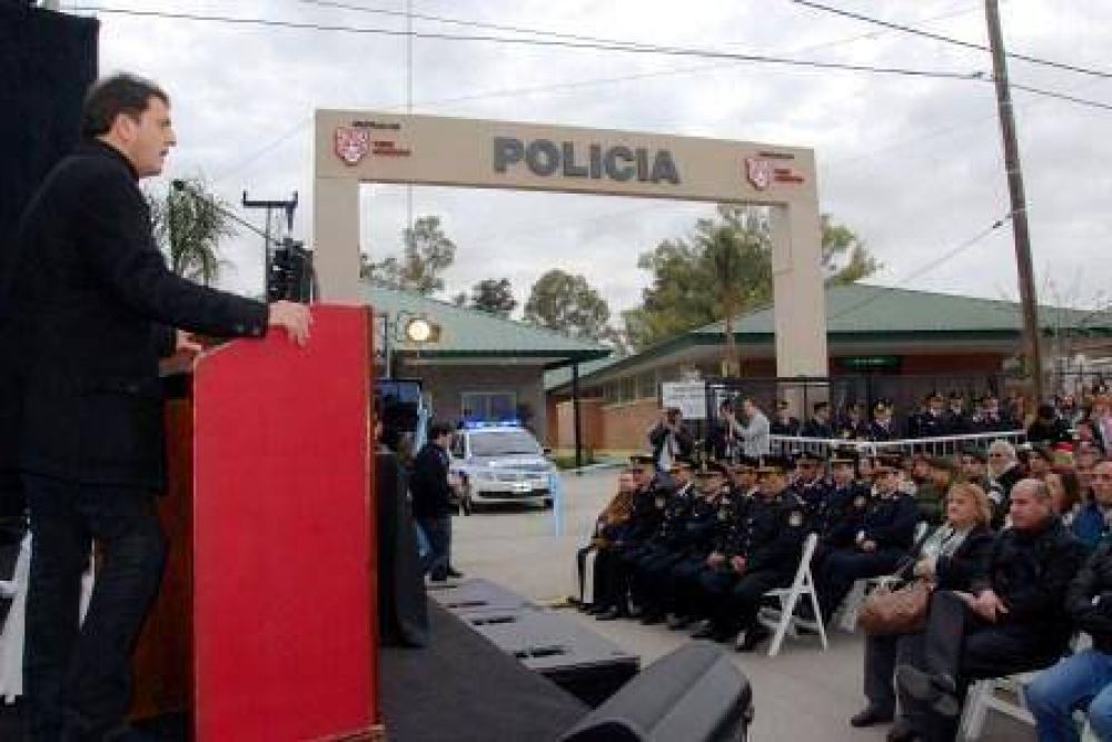 Massa inaugur� la nueva subcomisar�a de Baires Bancalari