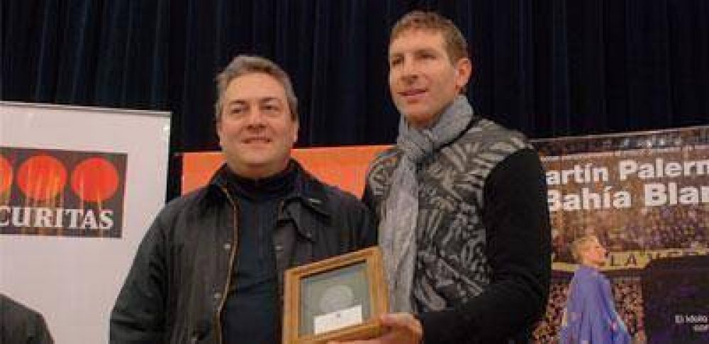 El ex goleador de Boca, Mart�n Palermo, dej� su huella solidaria en su paso por Bah�a Blanca	