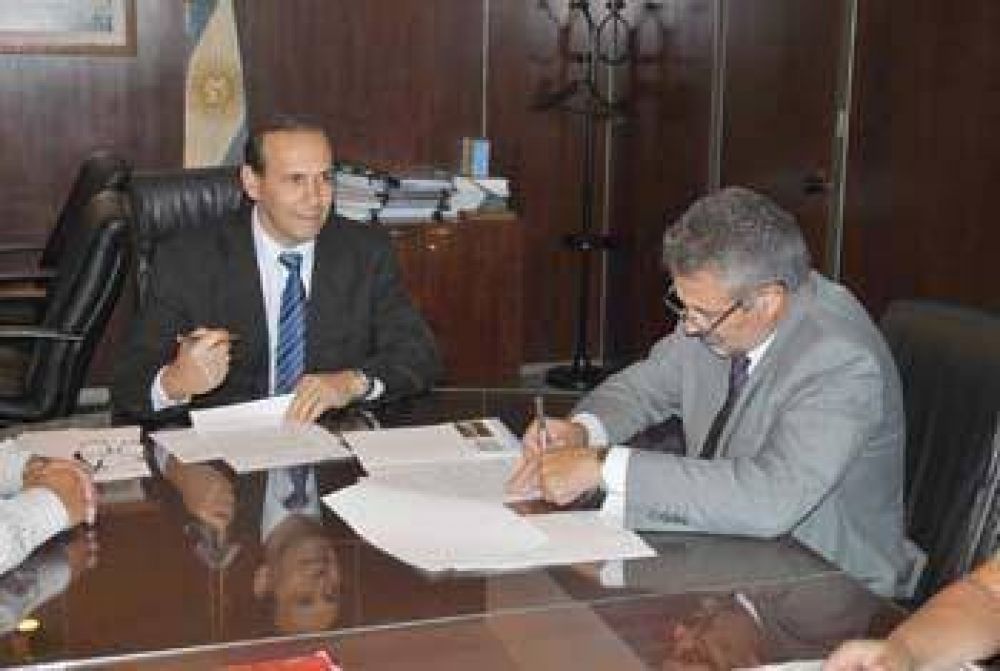 Firman el convenio para la extensi�n de la red cloacal	 	  