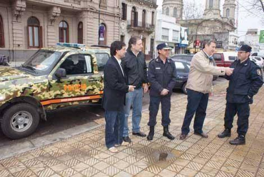 Del Municipio a la fuerza de seguridad:ENTREGAN UN PATRULLERO A LA NUEVA JEFATURA ZONAL DE LA POLIC�A RURAL  