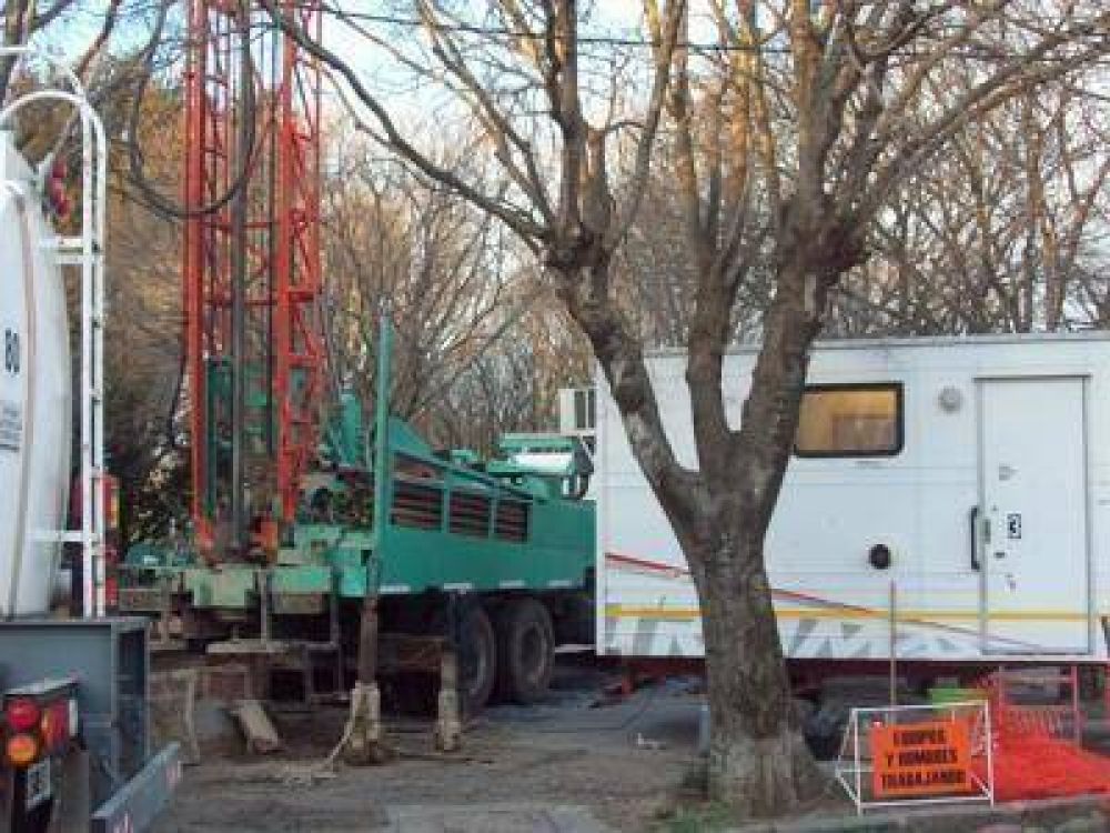 POR ENCARGO DE CAMUZZI HACEN OBRAS EN PLAZAS DE LA CIUDAD