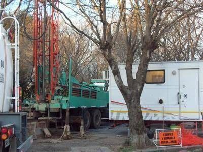 POR ENCARGO DE CAMUZZI HACEN OBRAS EN PLAZAS DE LA CIUDAD