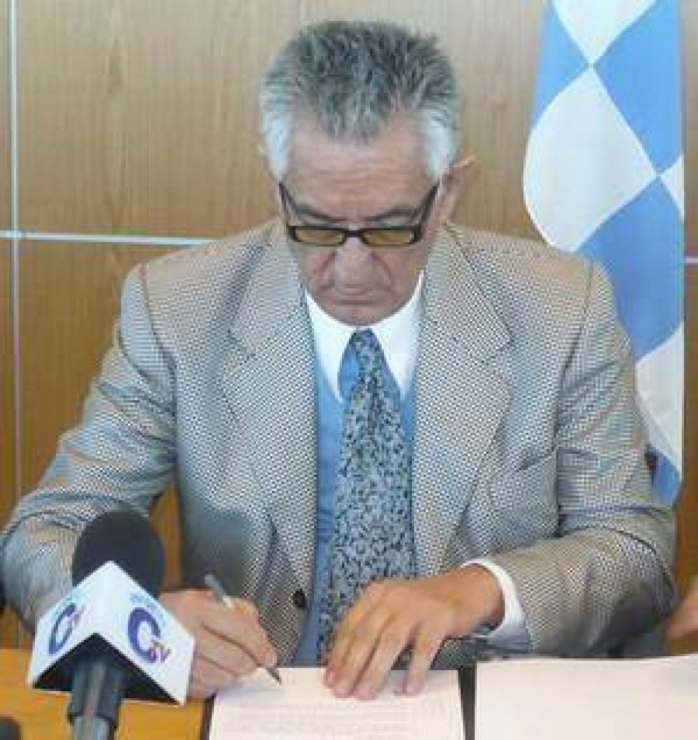 El presupuesto 2012 contempla aumento de salarios