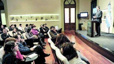 Acusan a Clar�n y La Naci�n de atacar a la democracia
