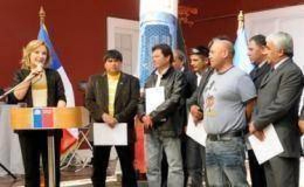 Gobierno chileno entreg� pensiones a 14 de los 33 mineros de Atacama