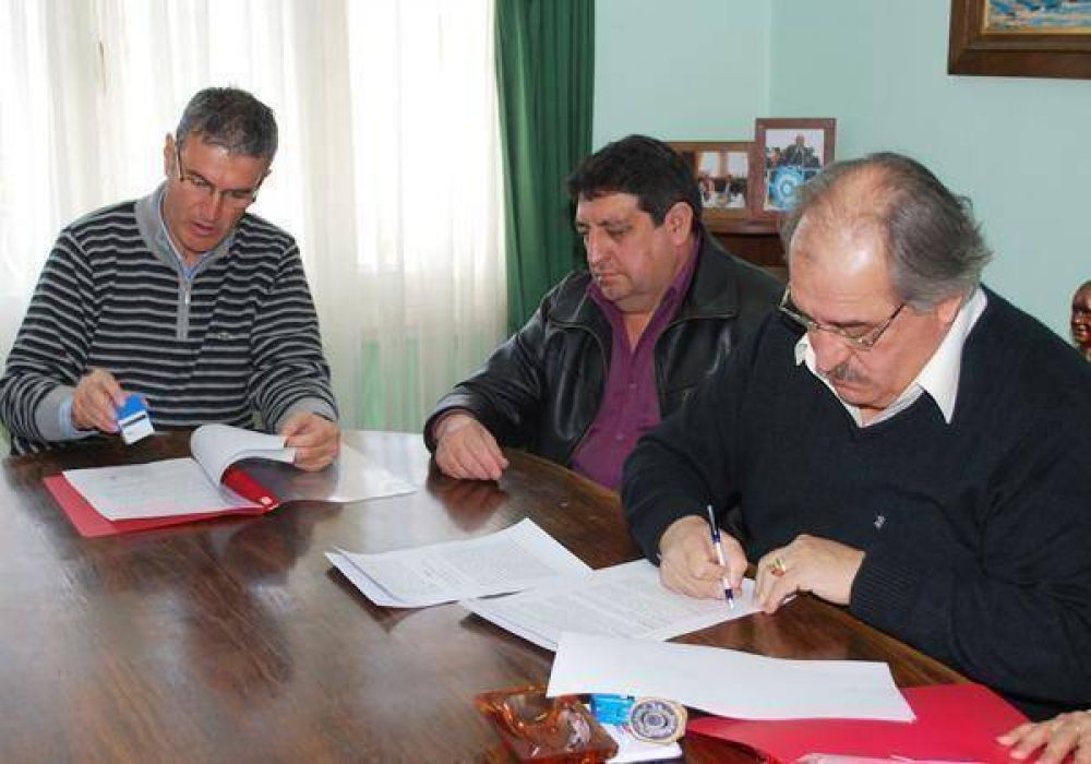 Firmaron acuerdo para la construcci�n de 50 viviendas en Fern�ndez Oro