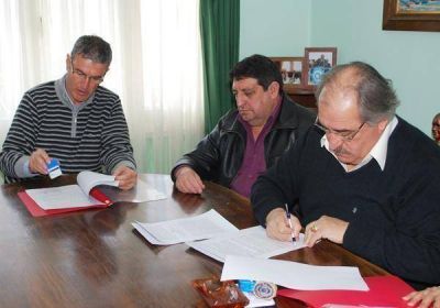 Firmaron acuerdo para la construcci�n de 50 viviendas en Fern�ndez Oro