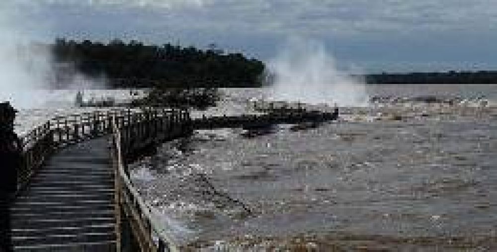 Cataratas: en 72 horas podr�an restablecer lo que falta de la pasarela de la Garganta del Diablo