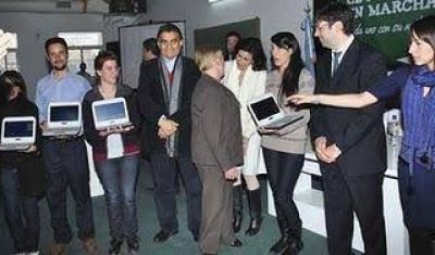 Guti�rrez entreg� netbooks junto al titular de la ANSES 