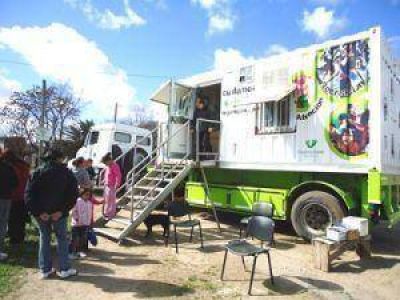 , Dr. Carlos Torlaschi, hicieron entrega de subsidios a distintas instituciones de Avellaneda y de herramientas de trabajo a vecinos de la Ciudad, el pasado lunes en el Sal�n Eva Per�n del Palacio Municipal.