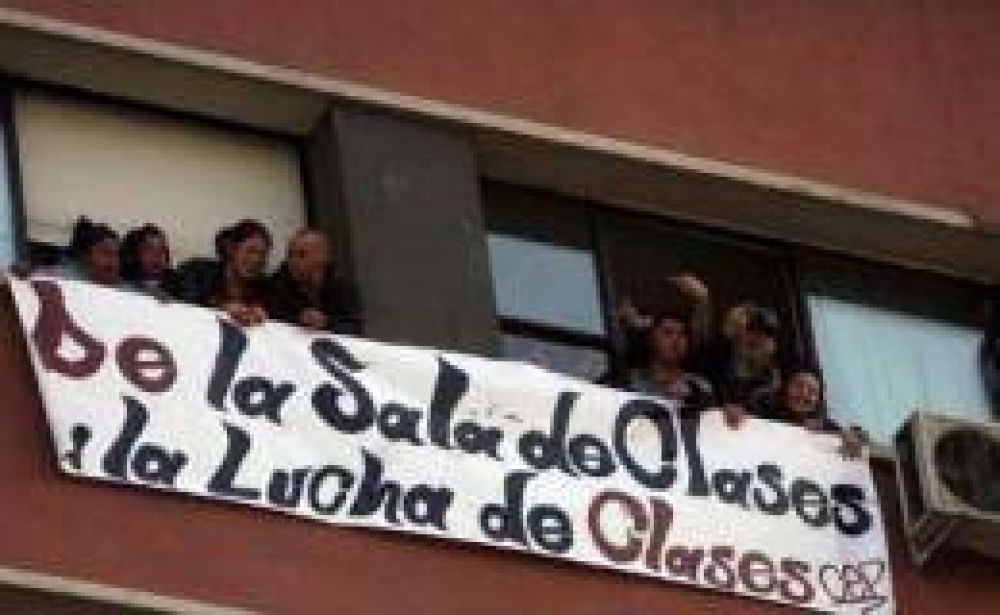 Chile: estudiantes tomaron sede de Educaci�n y causaron destrozos