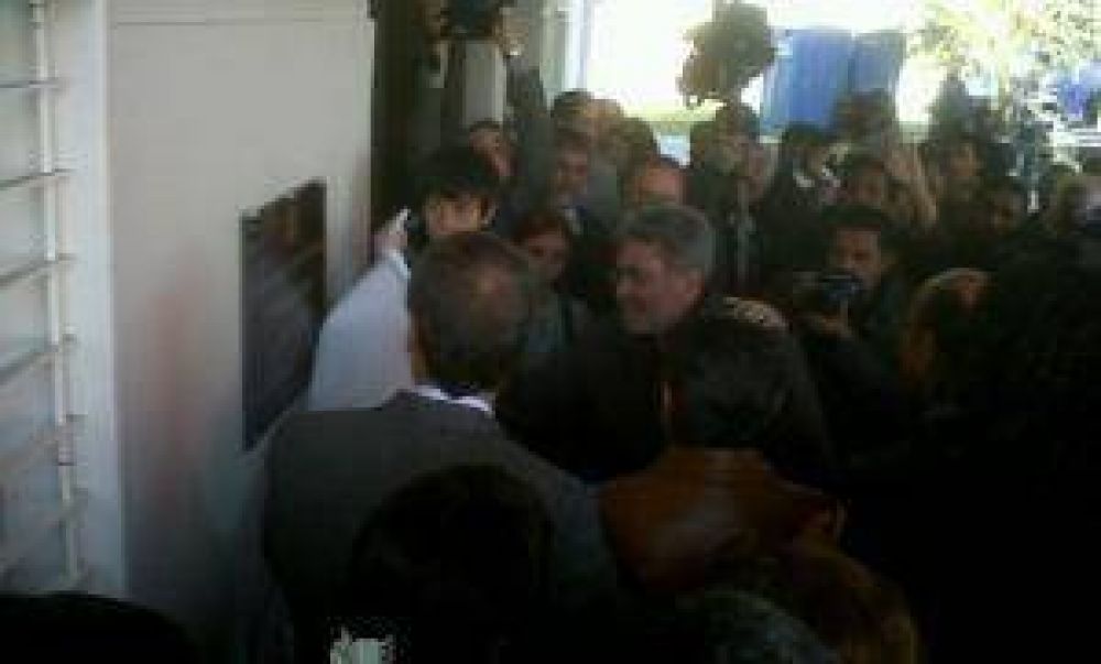 La curiosa foto en la inauguraci�n del Hospital 