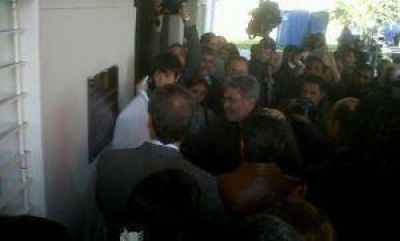La curiosa foto en la inauguraci�n del Hospital 