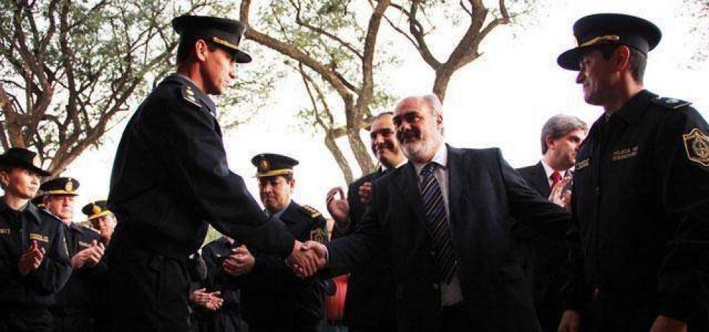 Al inaugurar la nueva Comisar�a Octava, Ricardo dijo �la Polic�a cuenta con todo nuestro respaldo�