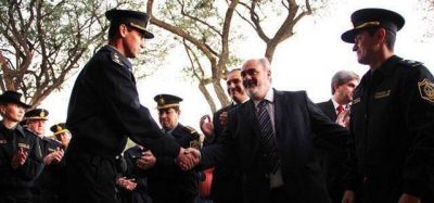 Al inaugurar la nueva Comisar�a Octava, Ricardo dijo �la Polic�a cuenta con todo nuestro respaldo�