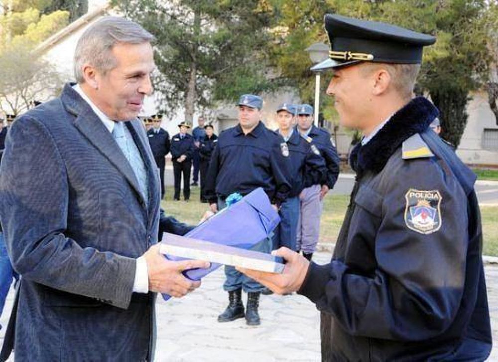 Distinguieron al polic�a que rescat� a una joven del r�o