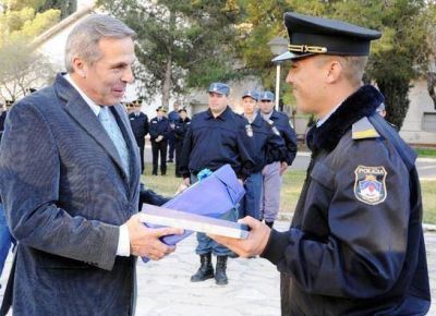 Distinguieron al polic�a que rescat� a una joven del r�o