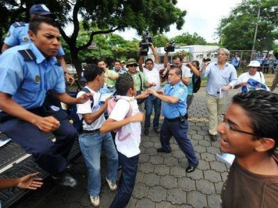 Nicaragua: j�venes protestan por la "candidatura ilegal de Daniel Ortega"