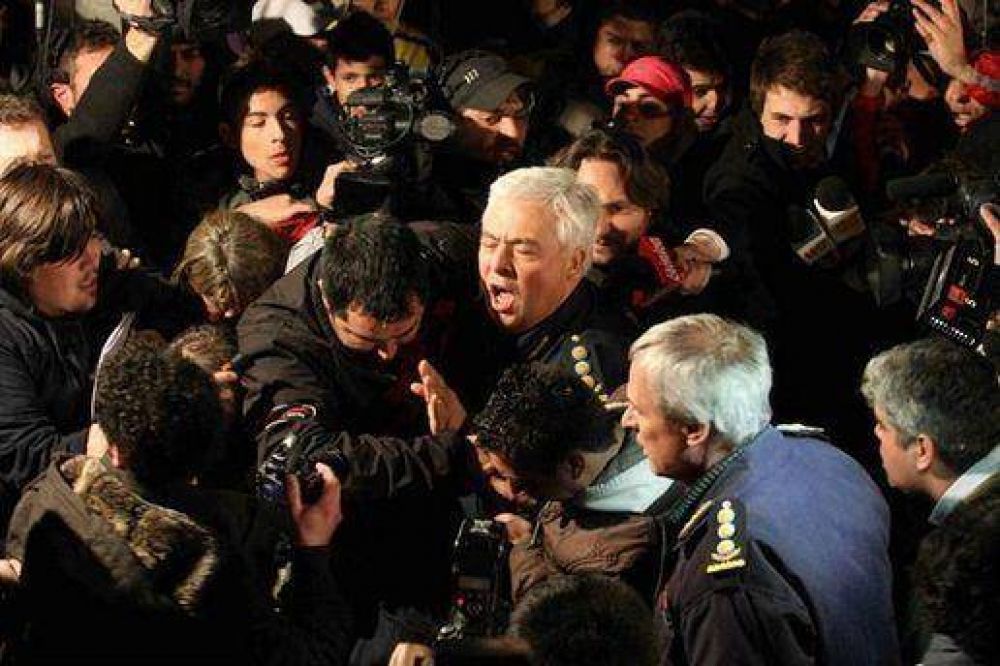 El Subjefe de la Polic�a Bonaerense intent� dar explicaciones y recibi� huevos y escupitajos...