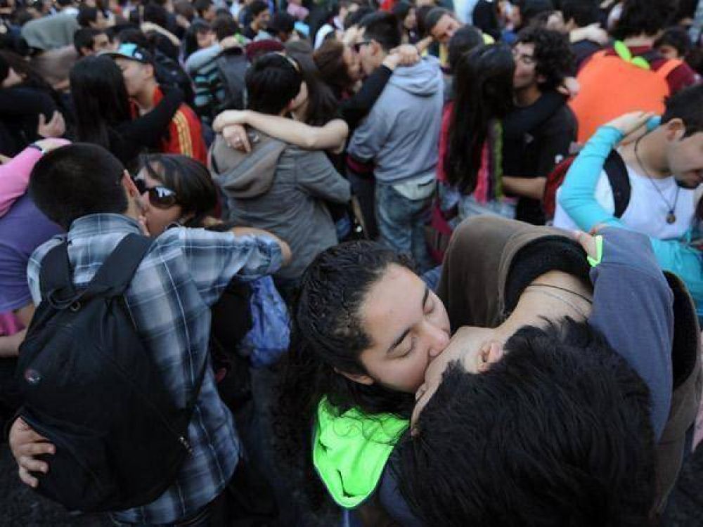Mientras en Chile se besan, la violencia se traslada a Uruguay y Argentina