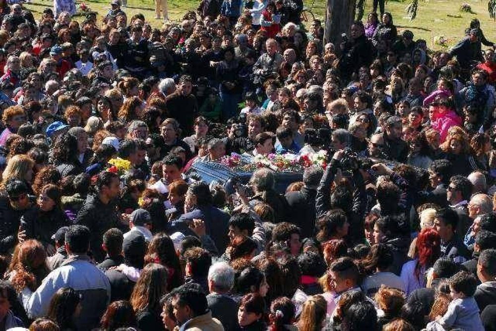 Cientos de personas despidieron los restos de Candela Rodriguez en el cementerio de Hurlingham