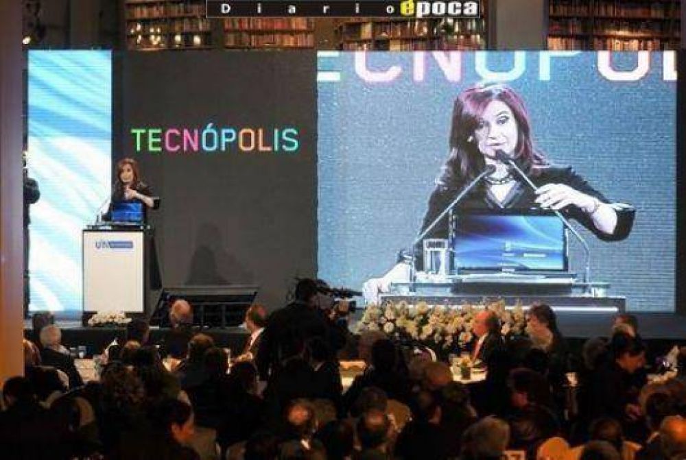 Colombi en el acto por el D�a de la Industria