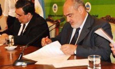 Goya: La Provincia firma el contrato para invertir $2 millones y rehabilitar un desag�e pluvial esencial