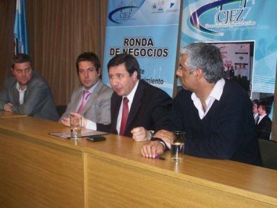 Firman convenio para otorgar cr�ditos en el Centro del Comercio