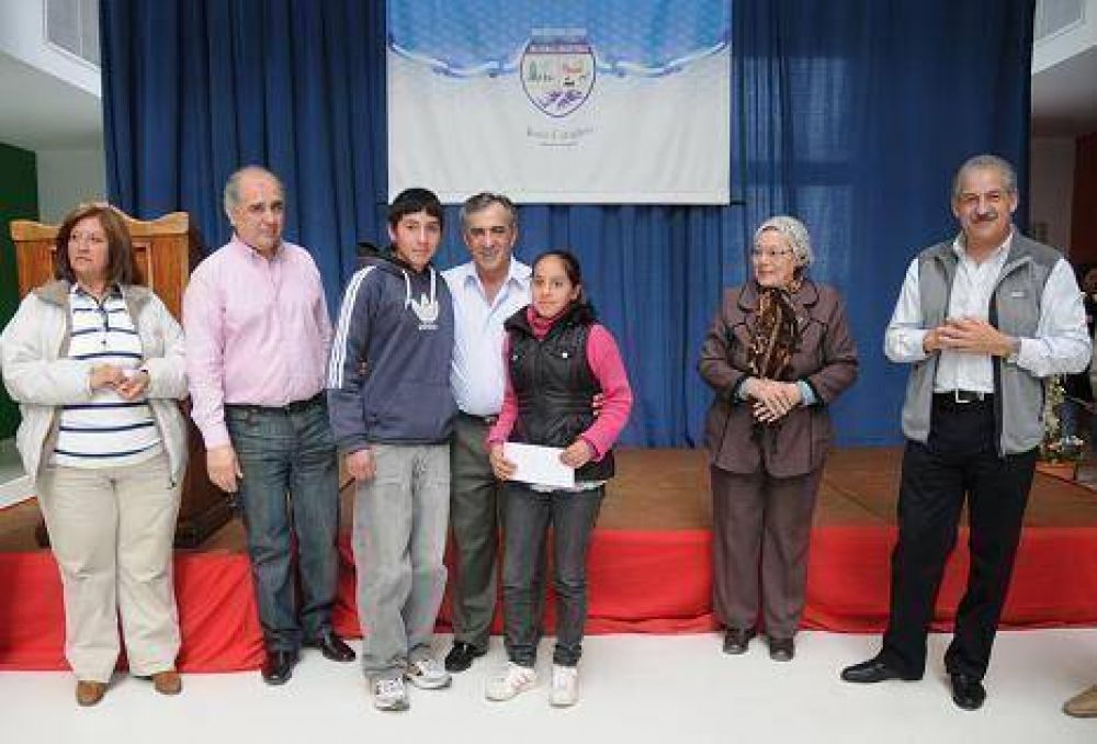 Cariglino entreg� tarjetas del Programa Envi�n en Malvinas  