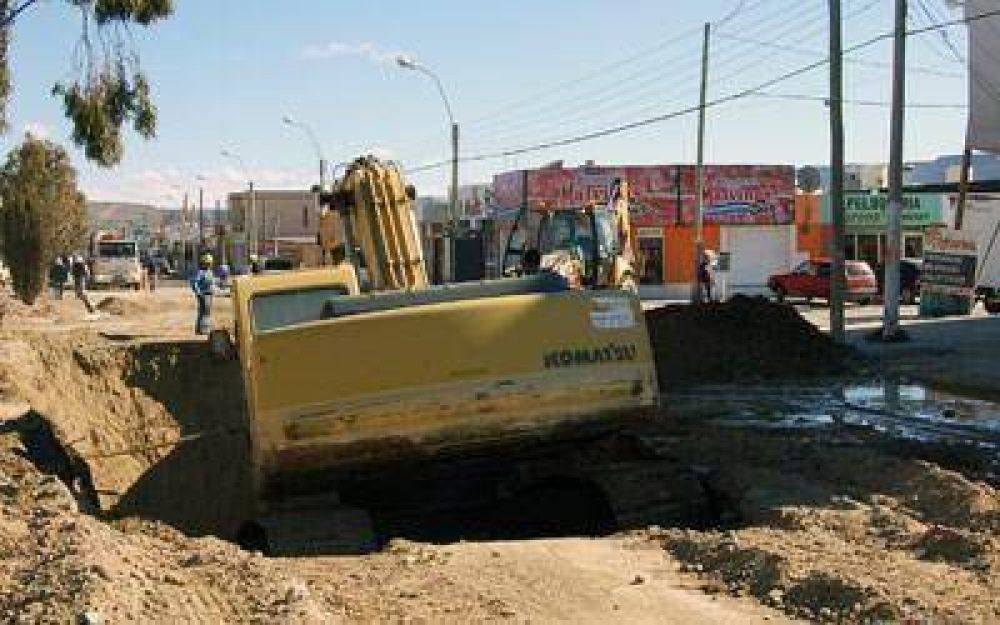 Se averi� la colectora cloacal de la avenida Chile