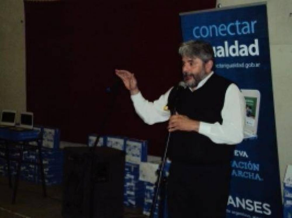 Albrieu particip� de la entrega de Netbooks