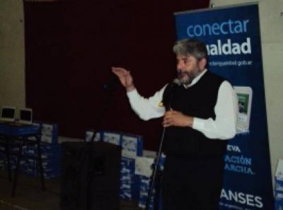 Albrieu particip� de la entrega de Netbooks