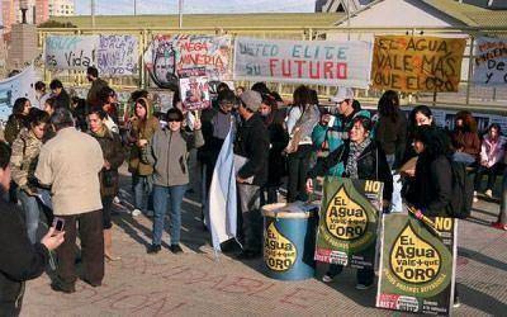 Casi un centenar de personas se manifest� contra la miner�a