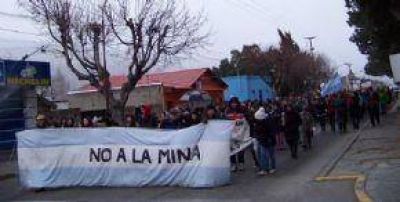 Multitudinaria Marcha Contra La Megaminer�a En Esquel