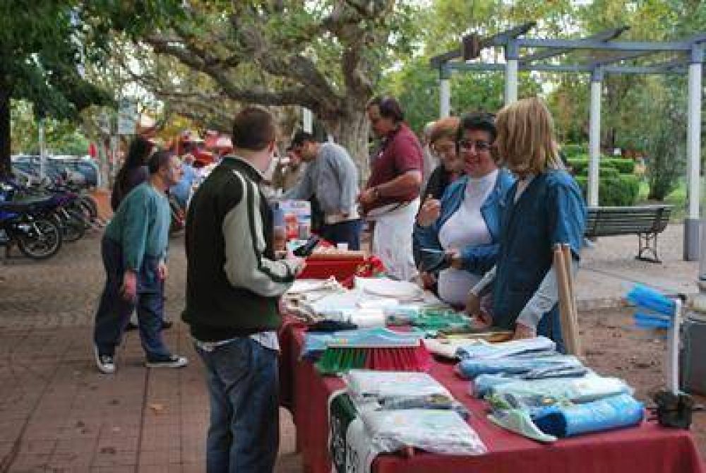 LUJ�N - FERIA Y EXPOSICION EN PLAZA COLON
