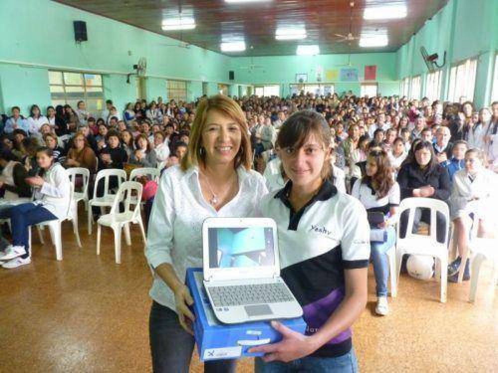 Alumnos de Posadas y Concepci�n de la Sierra recibieron sus computadoras port�tiles