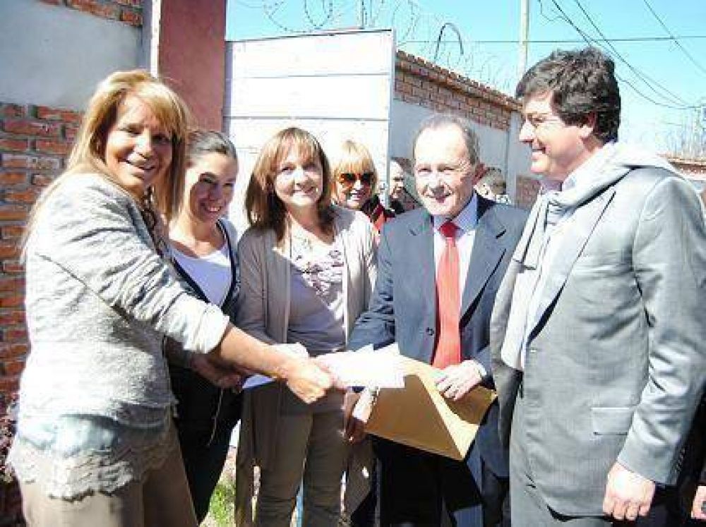 Mariotto y Garc�a entregaron subsidios al Centro ACER