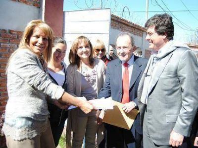 Mariotto y Garc�a entregaron subsidios al Centro ACER