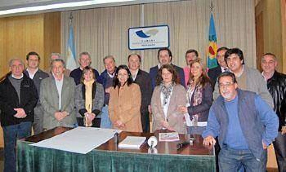Instituciones locales ﬁrmaron un petitorio por la autov�a de la ruta N� 8