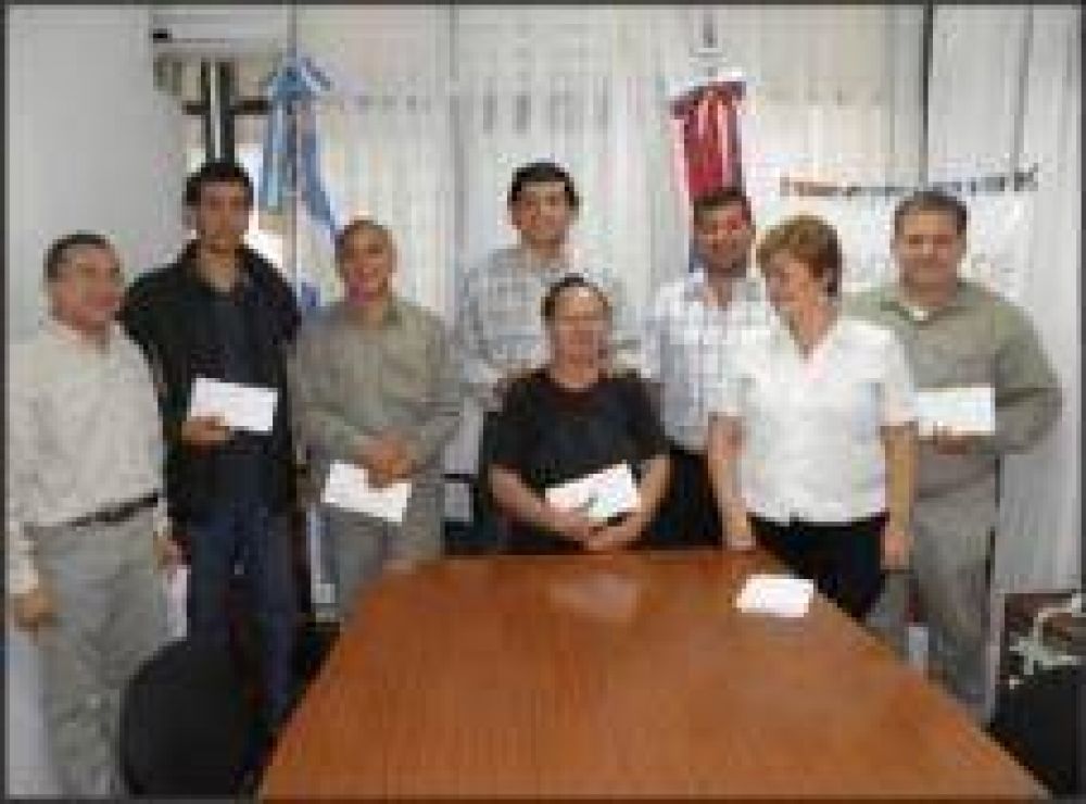 El ministro Losada entreg� microcr�ditos a emprendedores posade�os