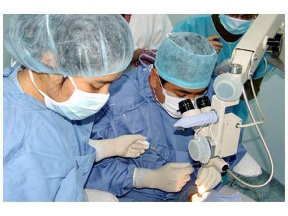 Ofrecen operaciones gratuitas de cataratas