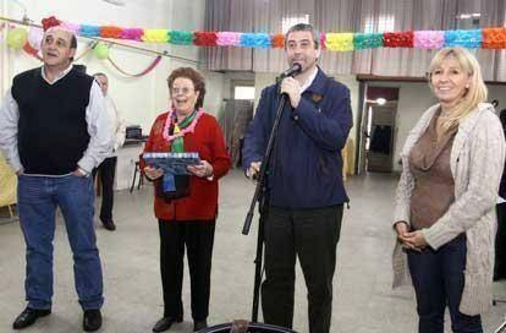 Ferraresi contin�a visitando instituciones de la ciudad 