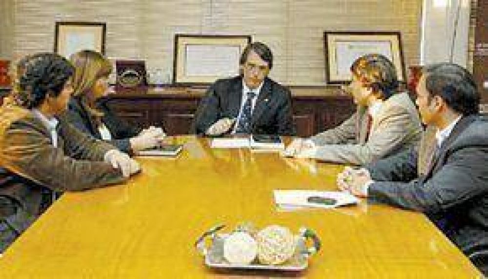 Siguieron las consultas pol�ticas con el Frente Plural