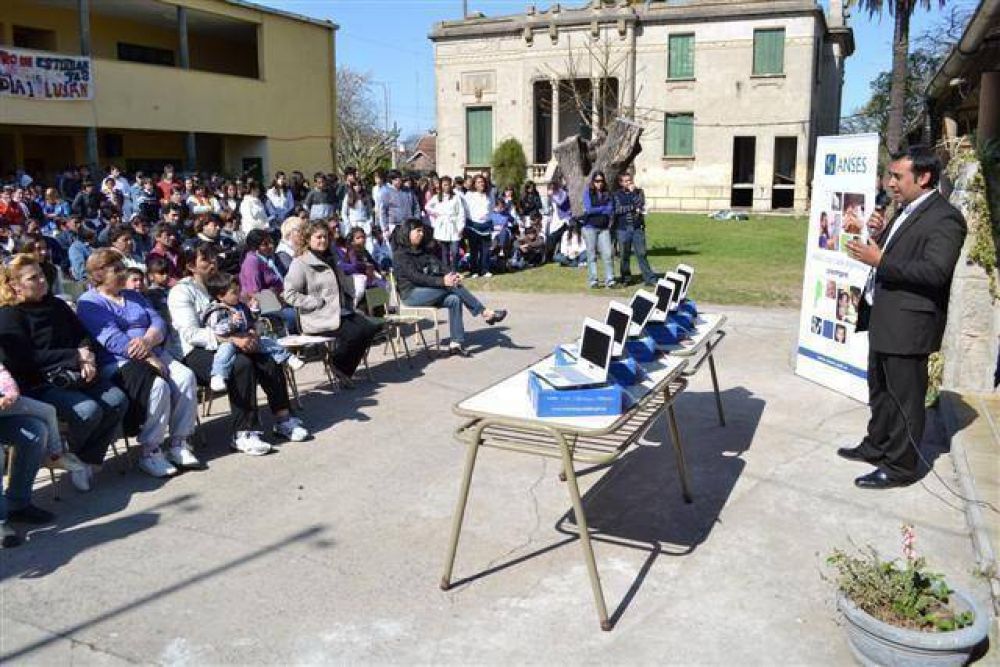 LUJ�N - SE ENTREGARON 180 NETBOOKS PARA ALUMNOS DE LA ESCUELA MEDIA N� 1