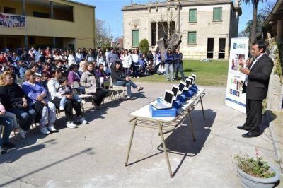 LUJ�N - SE ENTREGARON 180 NETBOOKS PARA ALUMNOS DE LA ESCUELA MEDIA N� 1
