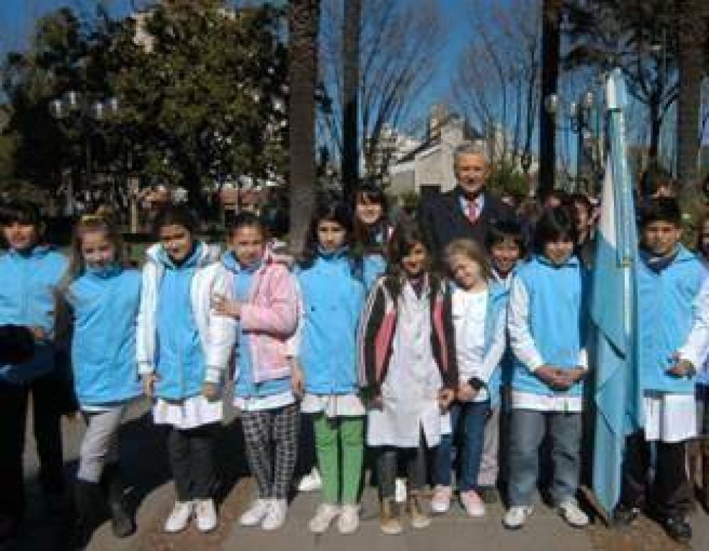 SAN MART�N - LA BANDERA DE SAN MART�N CUMPLI� SU PRIMER A�O DE VIDA