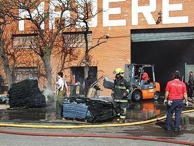 Por una falla el�ctrica, se incendi� una f�brica de aislantes en Guill�n