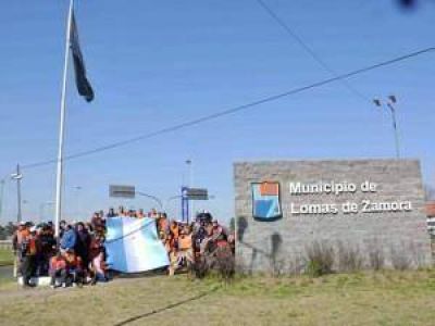 Cambiaron la bandera en el ingreso a Lomas por Camino de Cintura