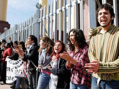 'Con respeto al dolor', los estudiantes chilenos se movilizan por la educaci�n